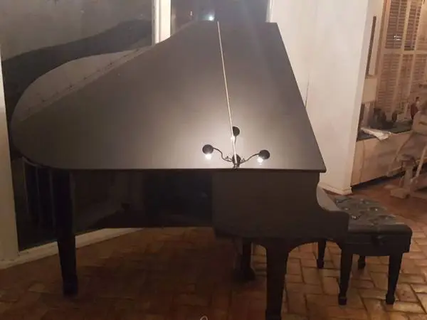 Yamaha Baby Grand Piano Like New, model G-2 mint condition
