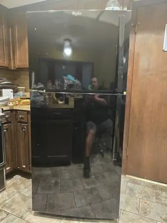 WHIRLPOOL REFRIGERATOR W/ICE MAKER