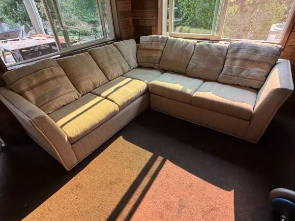 SECTIONAL COUCH