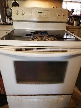 Frigidaire Stove/Oven - Working - Broken Glass Top - For Parts/Repair
