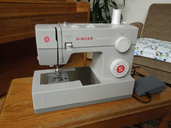 Singer heavy duty sewing machine