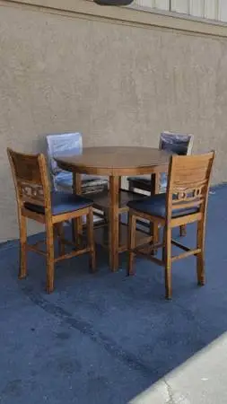 Elegant 5-Piece Counter Height Dining Set – Solid Wood – Good Con
