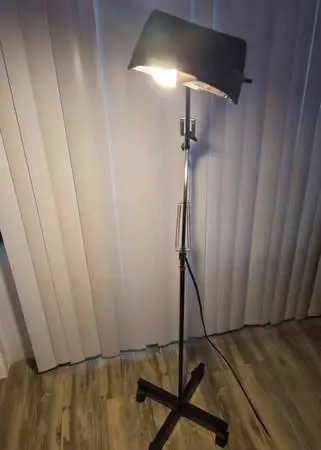 Tattoo magnifying light on wheels