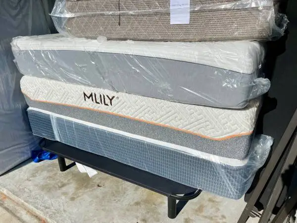 KINGSIZE COOLGEL MATTRESS. PET AND SMOKEFREE