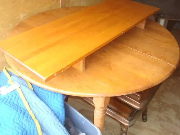 46 dia table w/ 1  16 leaf / 4 chairs