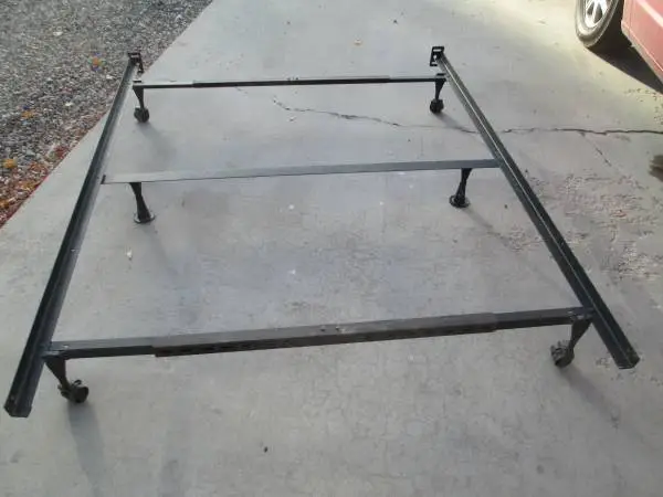 Queen Bedframe (Metal) adjustable to Double (full) or Twin