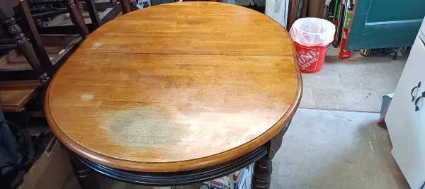 Extendable Kitchen Table with 6 chairs in good condition