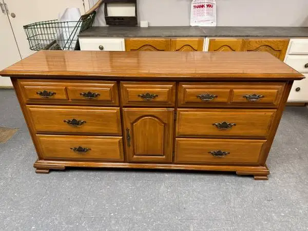 ♦♦ Sumter Cabinet Furniture 9-Drawer Maple Dresser ♦♦