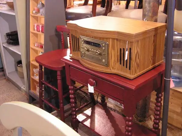 RECORD PLAYER/RADIO
