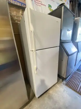 White Magic Chef Top Freezer Refrigerator Model #CTB1720ARW Used