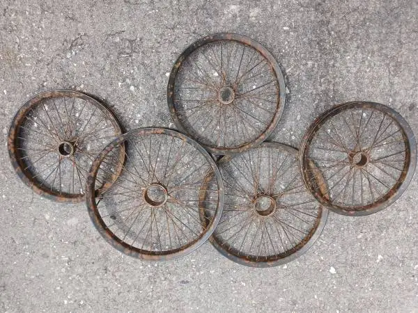 LARGE METAL BICYCLE WHEEL RIM  WALL DECOR / WALL ART