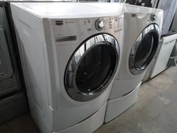 ★Maytag 3000 Series front load washer and dryer set on pedestals