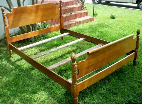 VINTAGE MCM FULL-SIZE MAPLE PINEAPPLE BED FRAME