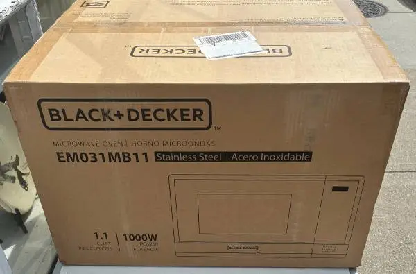 BLACK AND DECKER 1.1 Cu. Ft. MICROWAVE OVEN BLACK AND STAINLESS BRAND NEW FACTOR