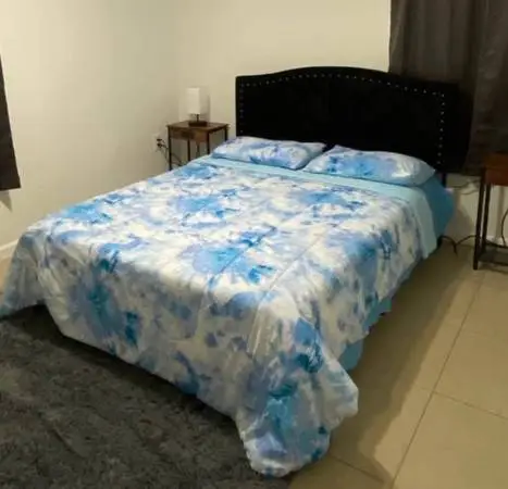 Like New Full Size Bed Frame w/ Zinus Memory Foam Mattress