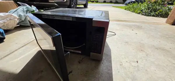 Sell new microwave 2.2 cu