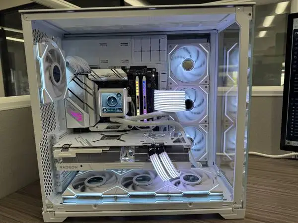 Gaming PC Ryzen 5 7600X RX 7800 XT 16GB 64GB DDR5 4TB SSD Lian Li Whit