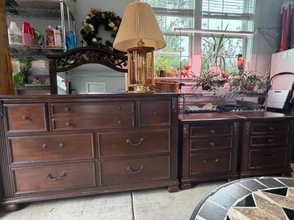 Dresser w/Nightstands