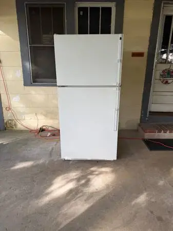 Hotpoint 21 Cubic Feet Refrigerator With Freezer on Top With Icemaker