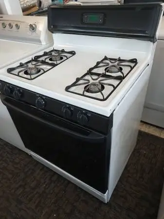 Gas Oven Range Ge in Great Working Order delivery Available