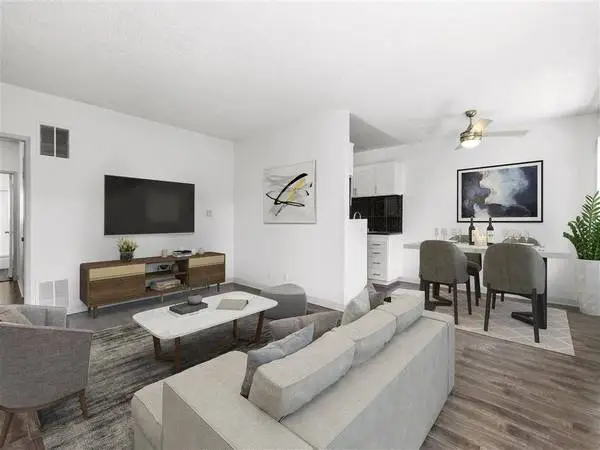 Flexible Rent Payments - Courtyard - Walkable Area
