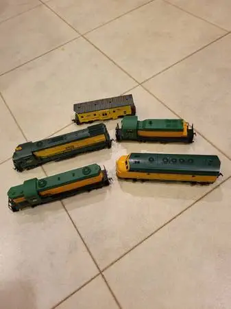 Ho scale train engines