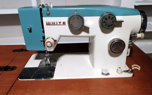 Vintage White Zig-Zag Sewing Machine model 782