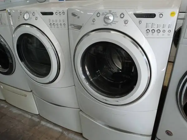 ★Whirlpool Duet front load washer and dryer set on pedestals