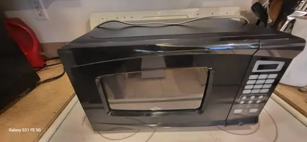 Black microwave 700 W
