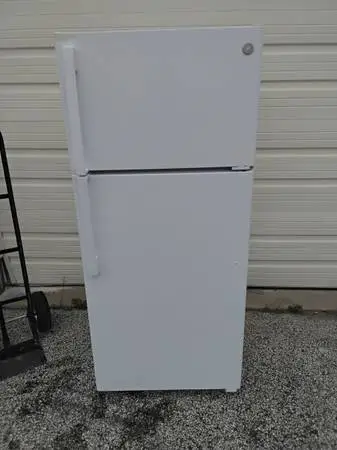 Nice White GE Apartment or Condo Size Refrigerator & Freezer OEM New Display Mod