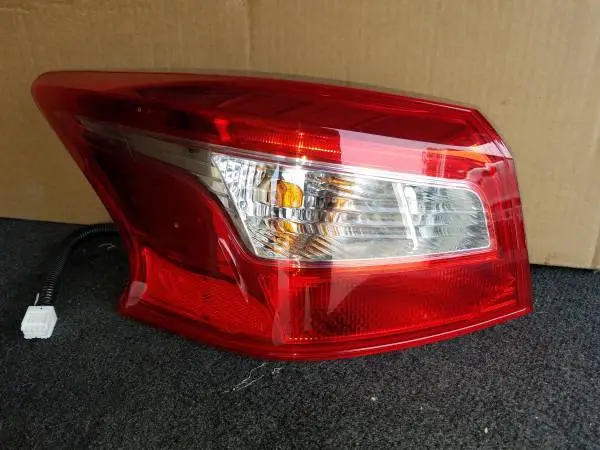 2016-2019 NISSAN SENTRA TAIL LIGHT DRIVERS SIDE WITH BULBS OEM