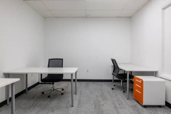 Secure Your Dedicated Desk in Chicago – Flexible Lease Options!