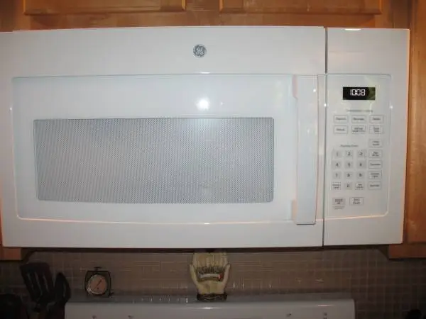 MICROWAVE WHITE GE LIKE NEW