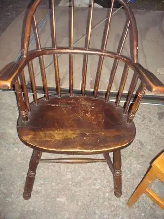 many chairs