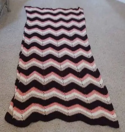 BEAUTIFUL HANDMADE CHEVRON AFGHAN/ 80Lx74W