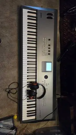 Yamaha MM8 88 Key Synthesizer Work Station ( Weighted Keys )