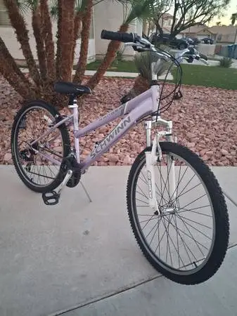 Ladies Like New Schwinn Mountain Bike PRICE Is FIRM