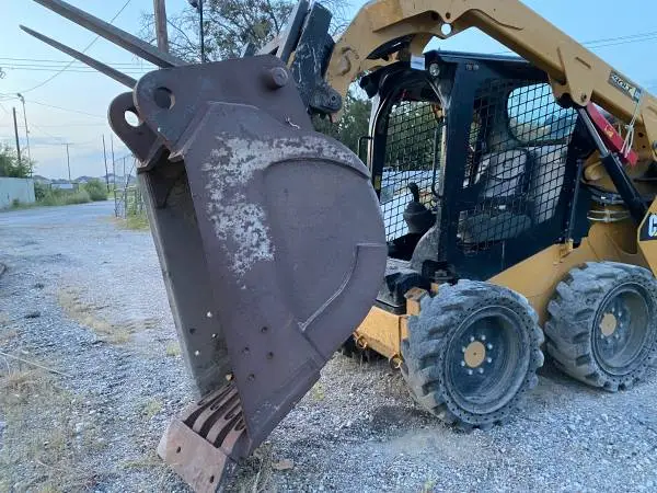 JOHN DEERE EXCAVATOR 18 IN BUCKET
