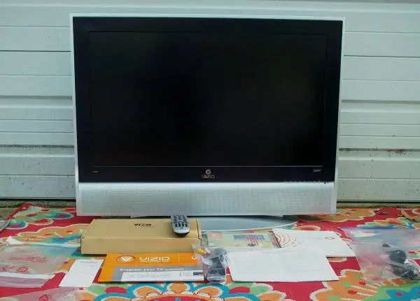 VIZIO TV 37 Inch Vintage 2006 Flat Screen Remote Stereo Md. L37HDTV10A