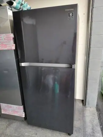 Samsung black stainless steel top freezer refrigerator