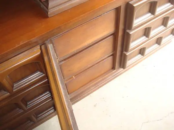 9 drawer dresser, w/ mirror