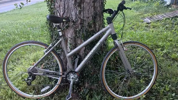 Nearly pristine ladies Cannondale Silk Path 400, Lg.