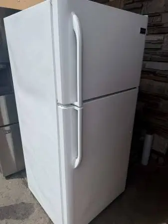 Frigidaire white  top freezer  18 cu ft