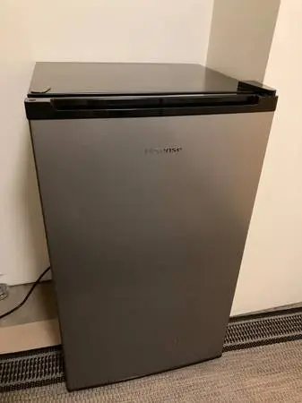 Hisense 3.3-cu ft Mini Fridge ( Silver ) ENERGY STAR