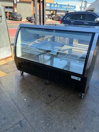 5 ft deli case /restaurant equipment
