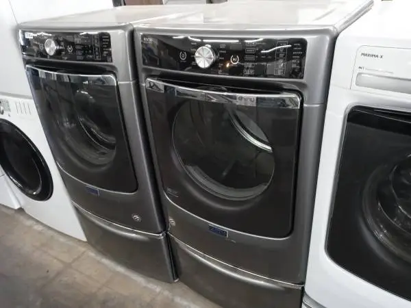 ★Maytag gray front load washer and gas dryer set on pedestals