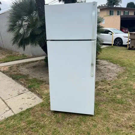 Refrigerator works perfect delivery available locally 65 height 28 wide