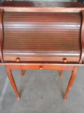 MAKE UP DESK ROLL-UP DOOR