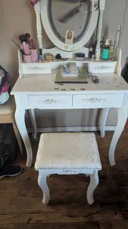 Really nice white vanty with mirror and stool