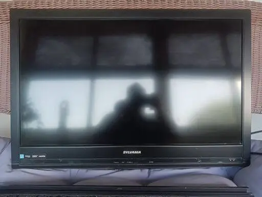 SYLVANIA 32 FLAT SCREEN TV